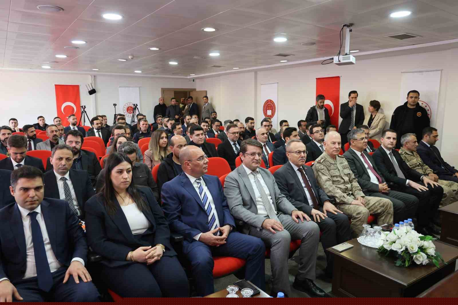 Diyarbakır’da ‘yasa dışı bahis ve sanal kumarla’ mücadelede hukuki süreç ele alındı
Diyarbakır’da ‘yasa dışı bahis ve sanal kumarla’ mücadelede hukuki süreç ele alındı