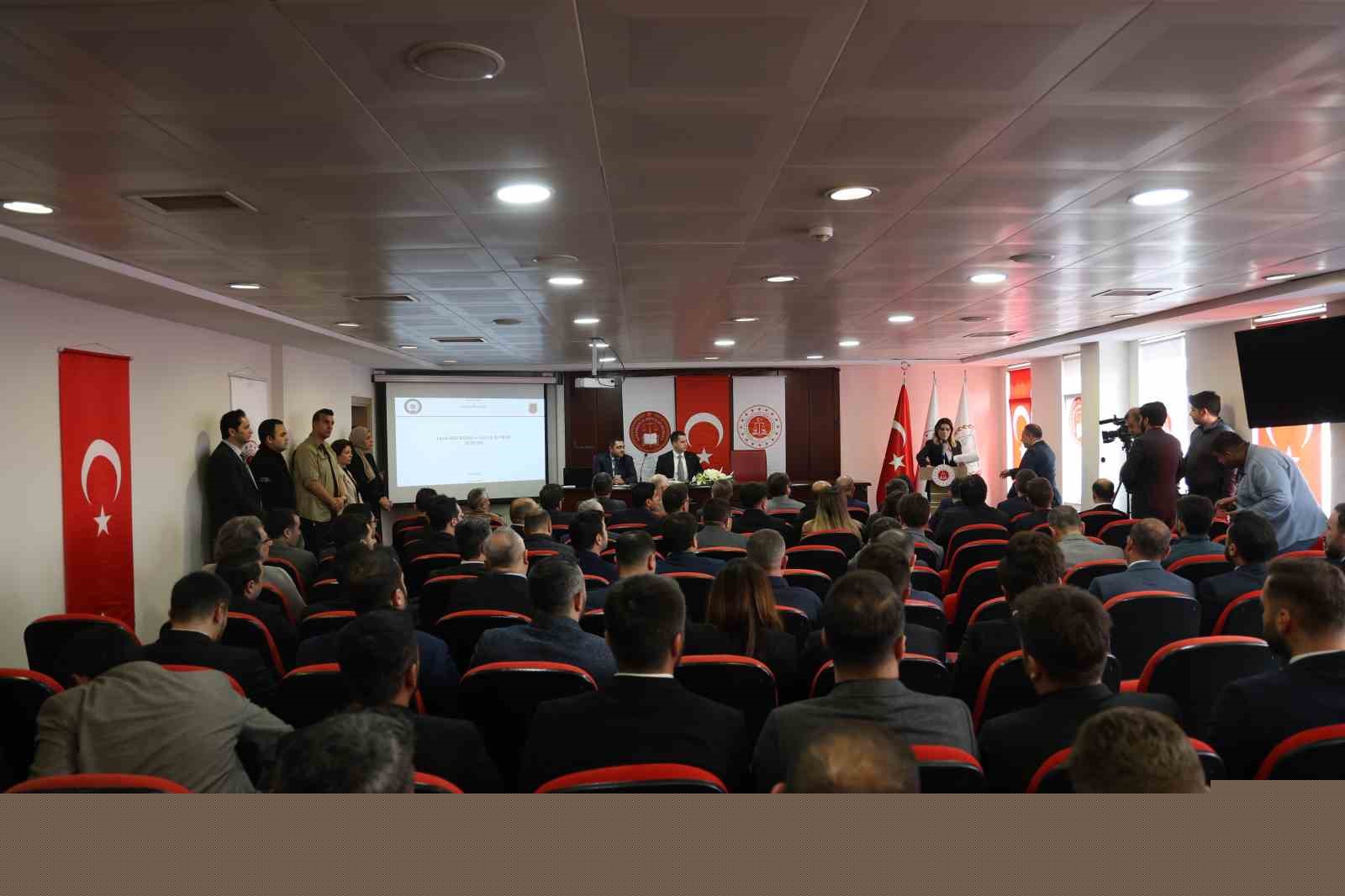 Diyarbakır’da ‘yasa dışı bahis ve sanal kumarla’ mücadelede hukuki süreç ele alındı
Diyarbakır’da ‘yasa dışı bahis ve sanal kumarla’ mücadelede hukuki süreç ele alındı