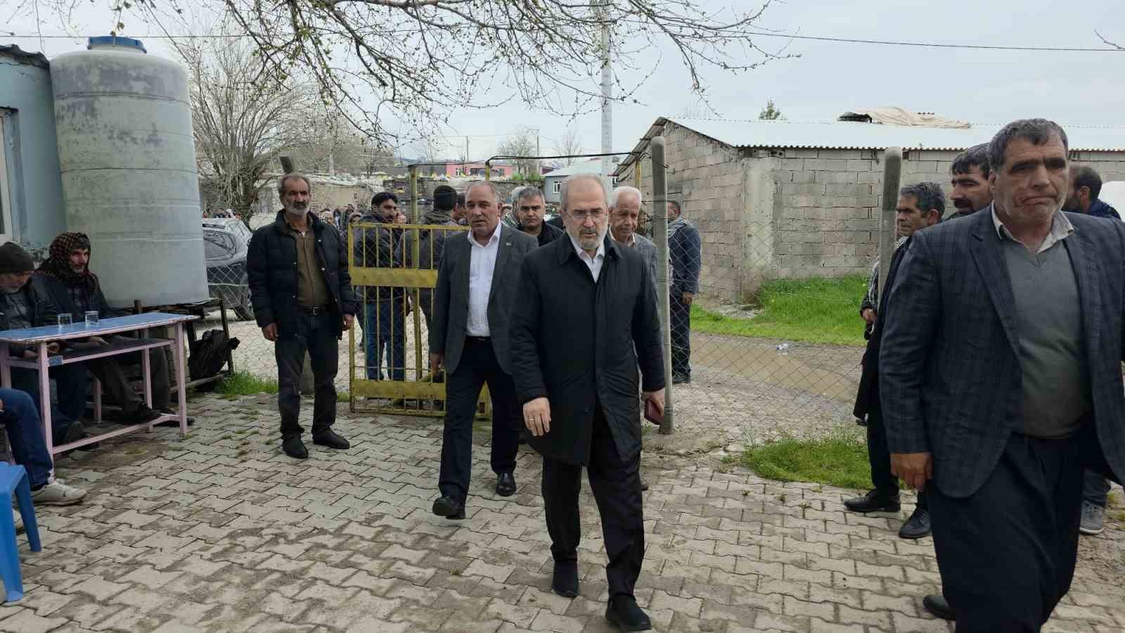 Diyarbakır’da yıldırım çarpması sonucu ölen çocukların aileleri taziyeleri kabul ediyor
