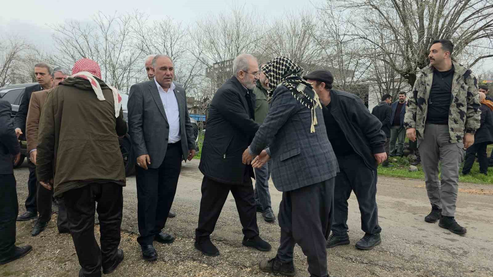 Diyarbakır’da yıldırım çarpması sonucu ölen çocukların aileleri taziyeleri kabul ediyor
