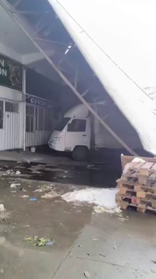 Diyarbakır’da yoğun kar çatıları devirdi
