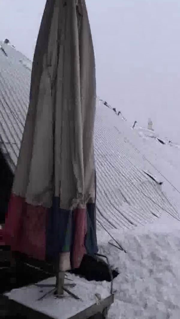 Diyarbakır’da yoğun kar çatıları devirdi
