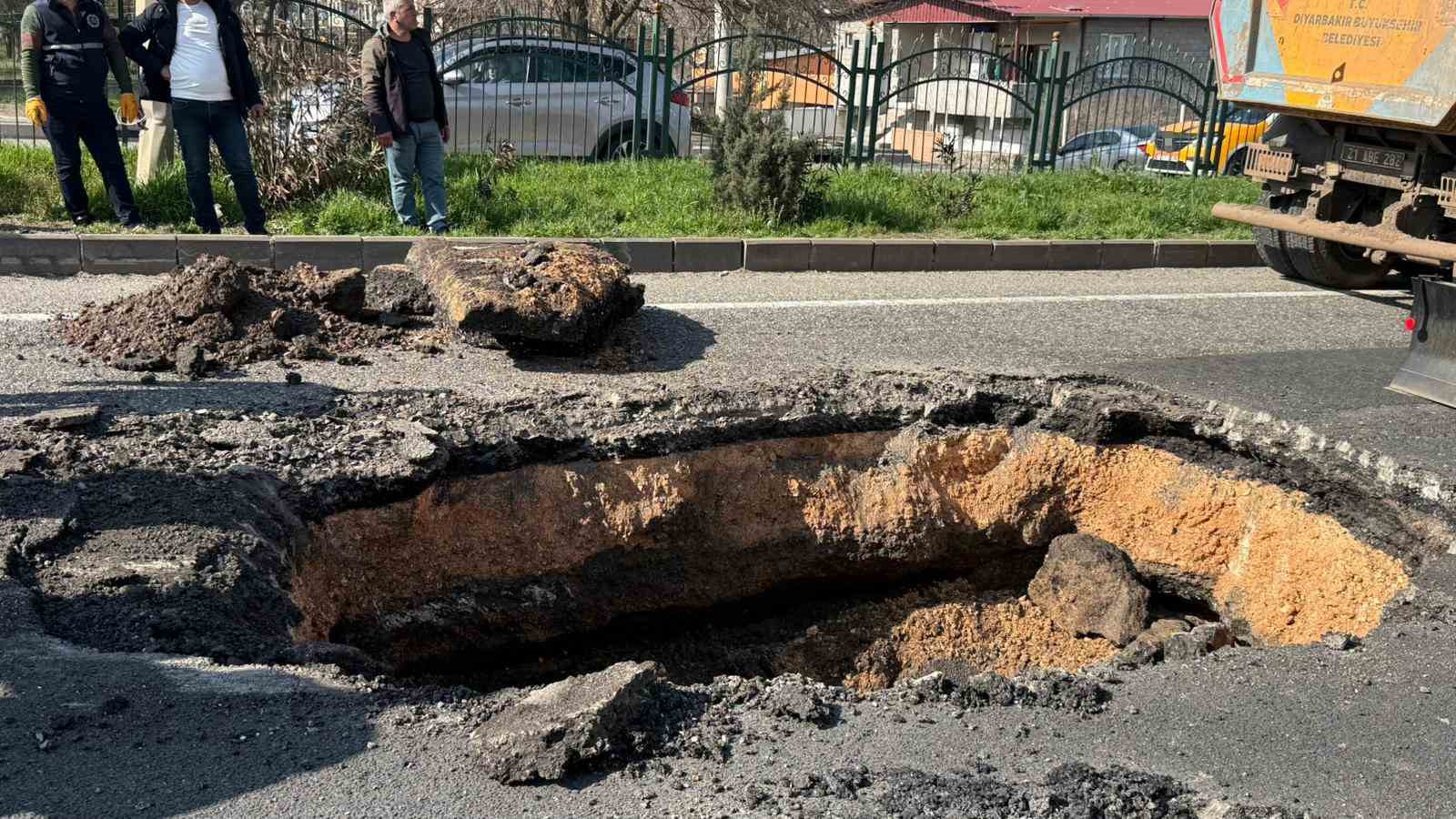 Diyarbakır’da yol çöktü, facianın eşiğinden dönüldü

