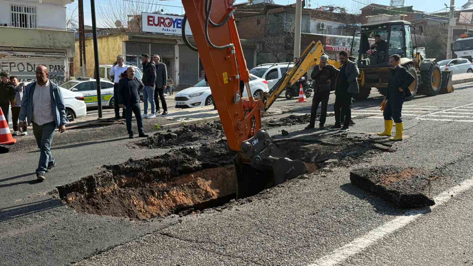 Diyarbakır’da yol çöktü, facianın eşiğinden dönüldü
