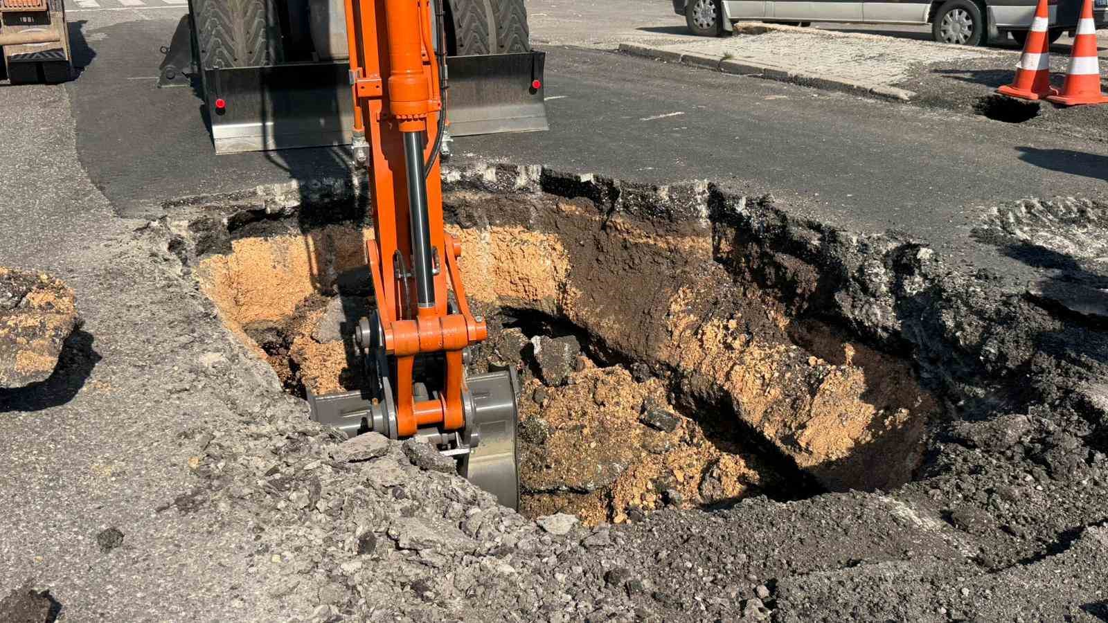 Diyarbakır’da yol çöktü, facianın eşiğinden dönüldü

