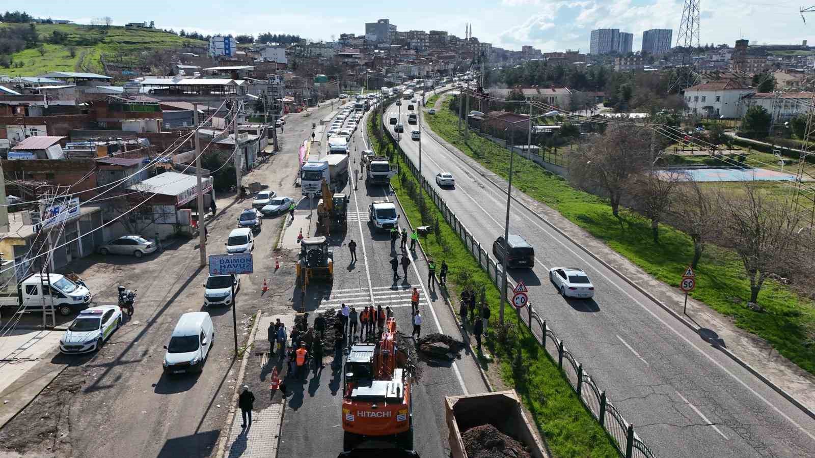 Diyarbakır’da yol çöktü, facianın eşiğinden dönüldü
