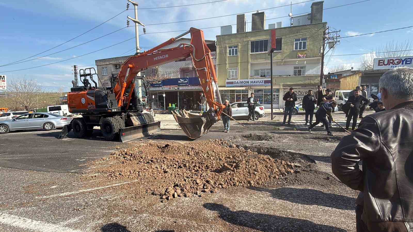 Diyarbakır’da yol çöktü, facianın eşiğinden dönüldü
