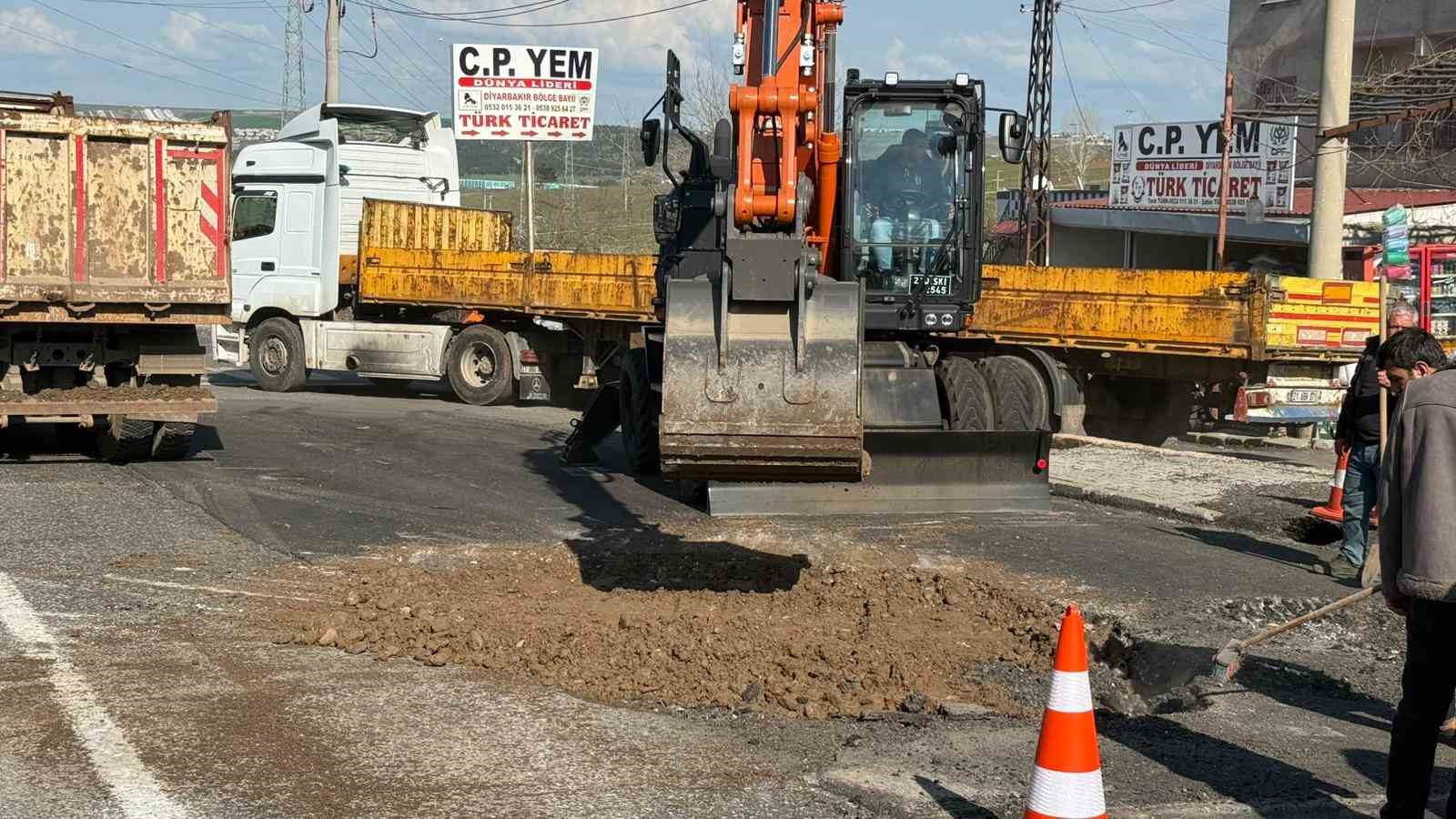 Diyarbakır’da yol çöktü, facianın eşiğinden dönüldü
