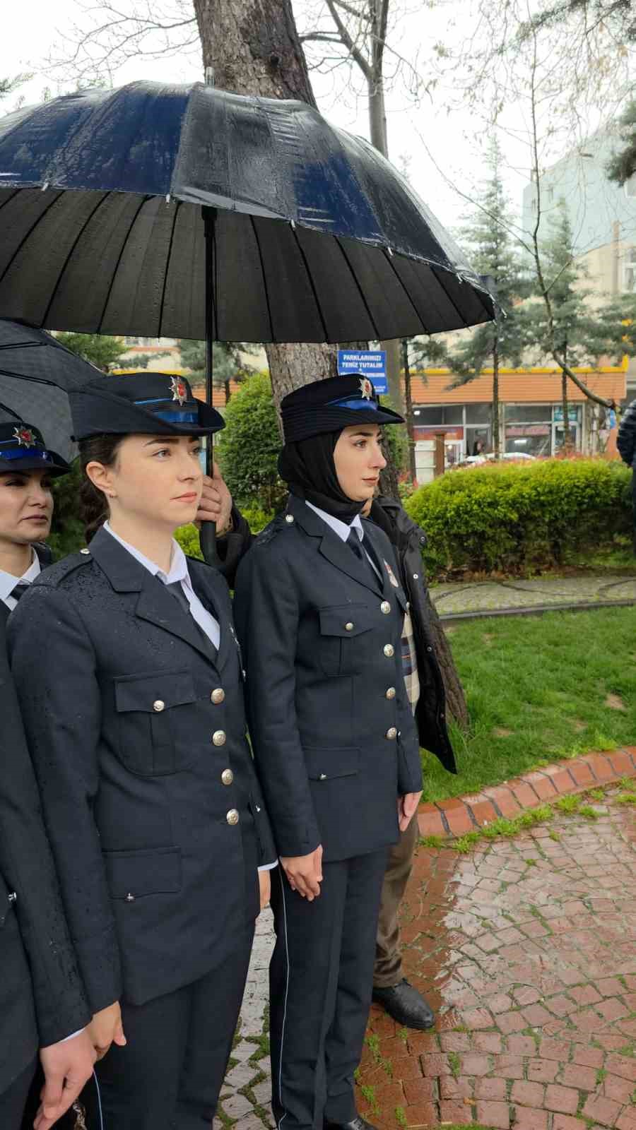 Diyarbakır’da yürek ısıtan görüntü: Vatandaşlar yağmurda ıslanan polislere şemsiye tuttu
