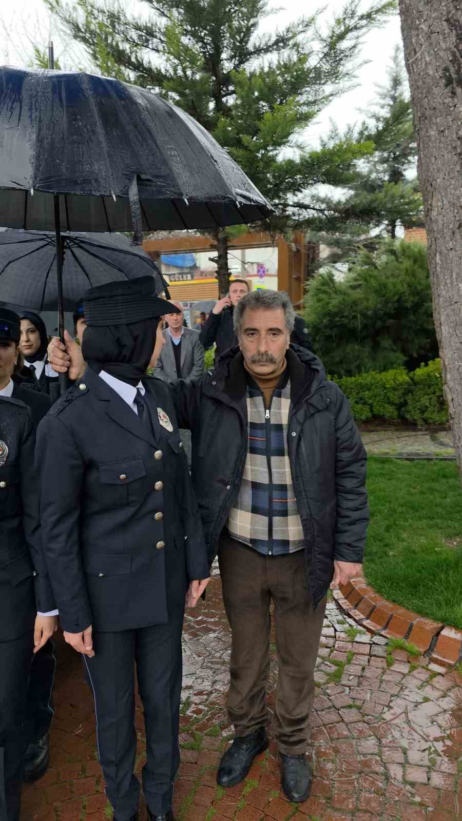 Diyarbakır’da yürek ısıtan görüntü: Vatandaşlar yağmurda ıslanan polislere şemsiye tuttu
