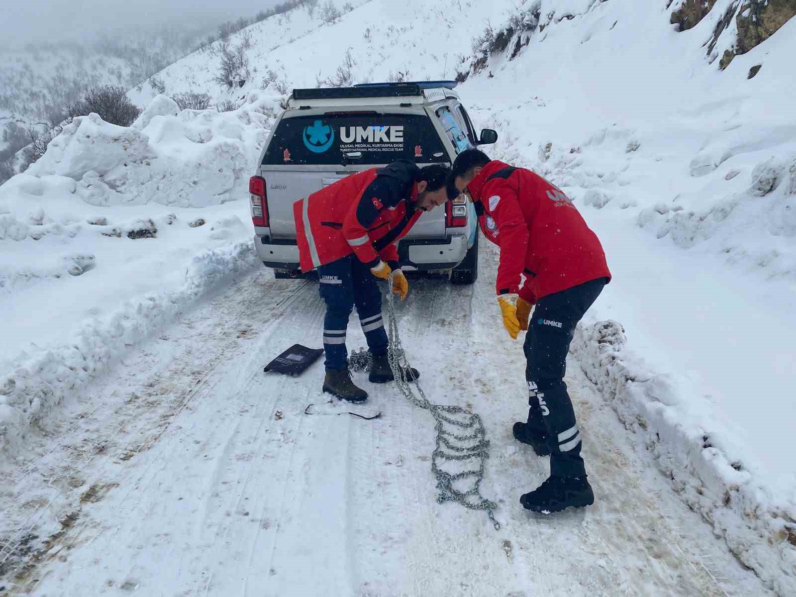 Diyarbakır’da zorlu kış şartlarında sağlık seferberliği: Kapalı yollarda UMKE ve 112’den zamanla yarış
