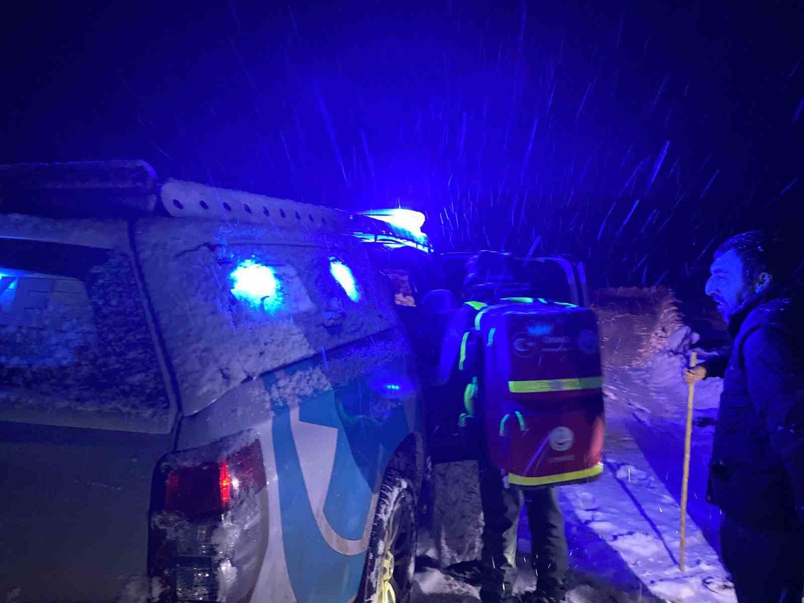 Diyarbakır’da zorlu kış şartlarında sağlık seferberliği: Kapalı yollarda UMKE ve 112’den zamanla yarış
