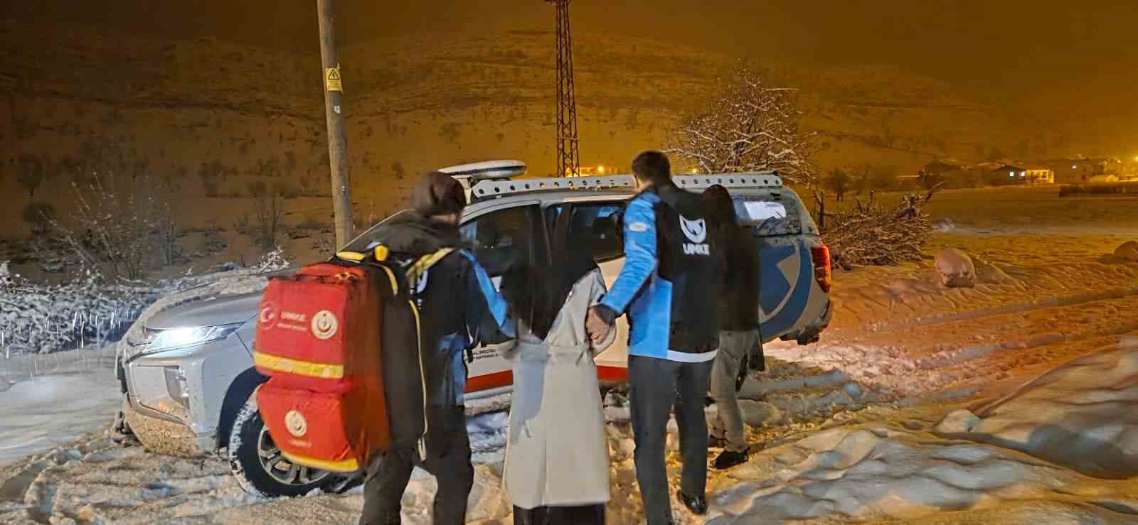 Diyarbakır’da zorlu kış şartlarında sağlık seferberliği: Kapalı yollarda UMKE ve 112’den zamanla yarış
