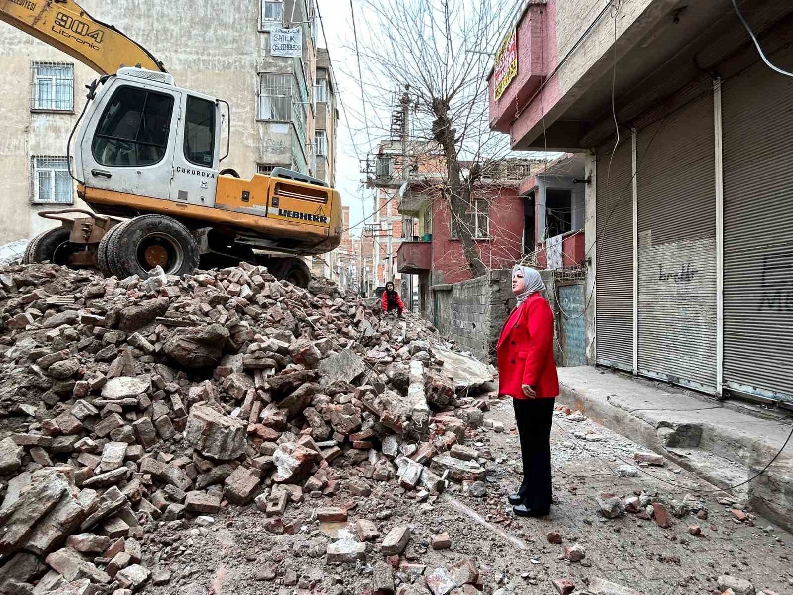 Diyarbakır’daki metruk binaların yıkımına devam ediliyor
