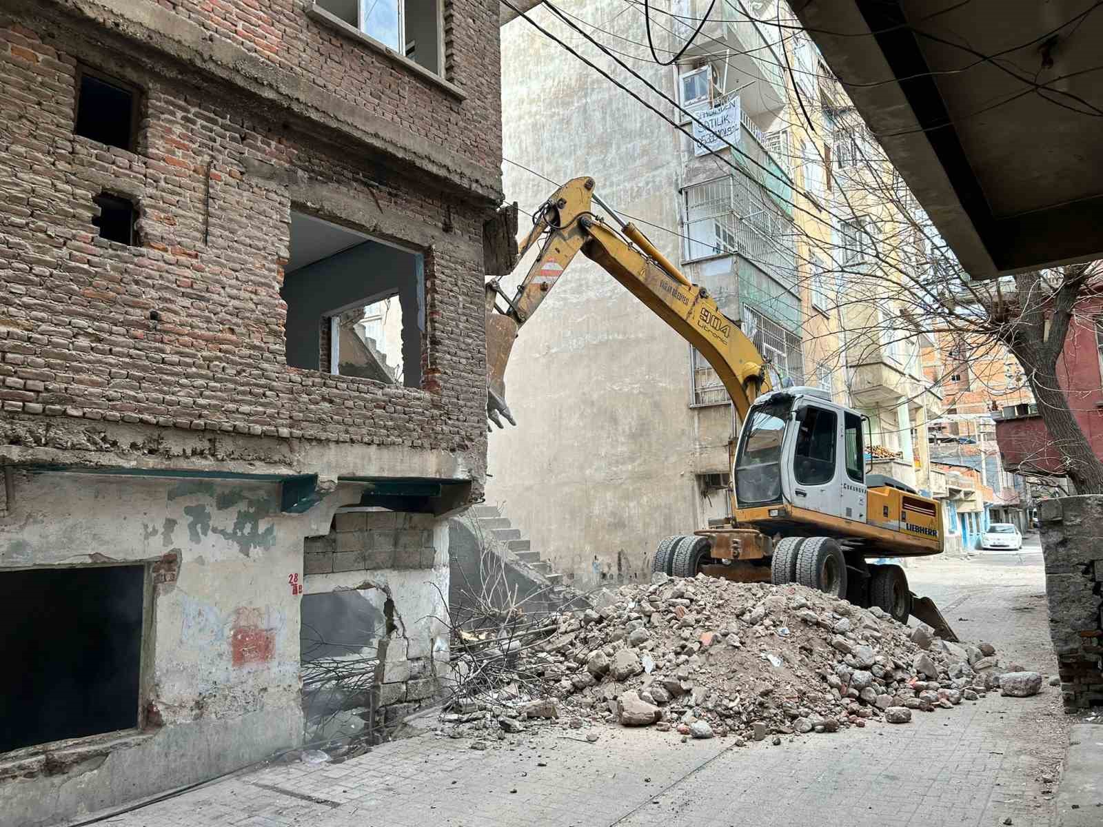 Diyarbakır’daki metruk binaların yıkımına devam ediliyor
