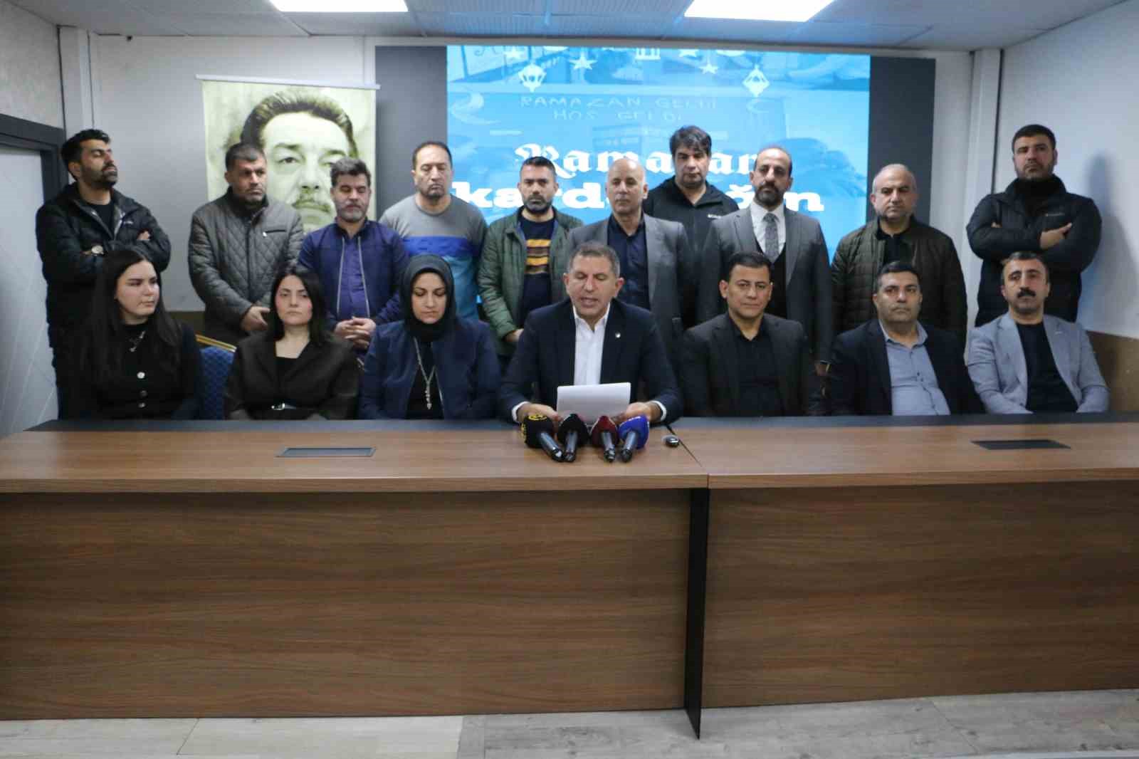 Diyarbakır’dan "Milli ve manevi değerlere sahip çıkın" talebi
Diyarbakır’dan "Milli ve manevi değerlere sahip çıkın" talebi