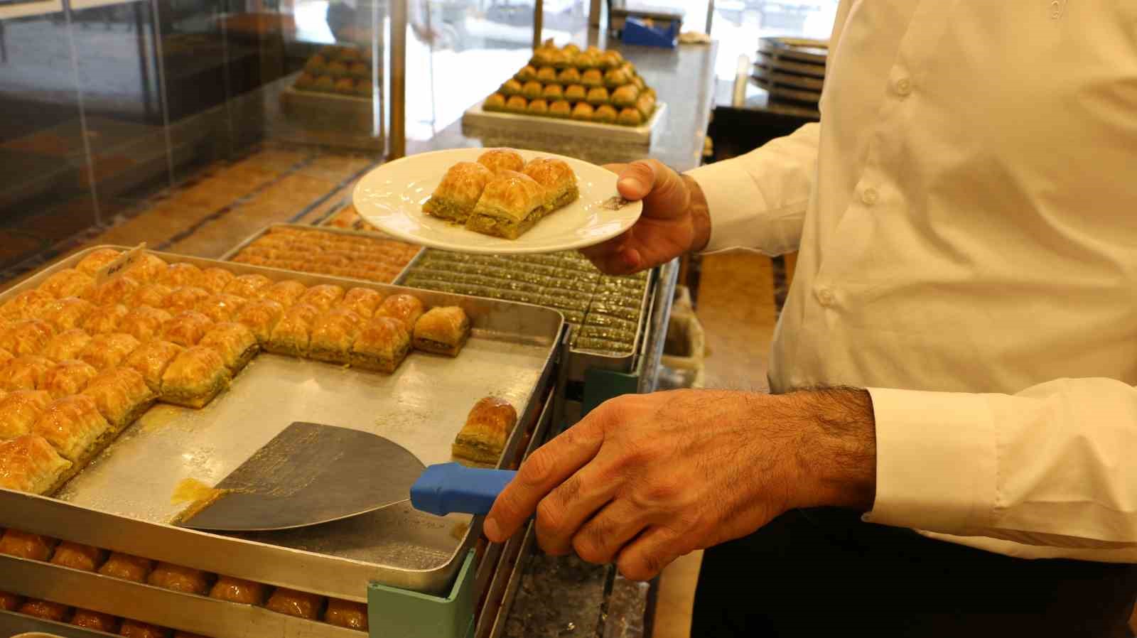 Diyarbakır’ın en ünlü tatlıcısı, bir yıl da 40 tona yakın tatlı sattı
