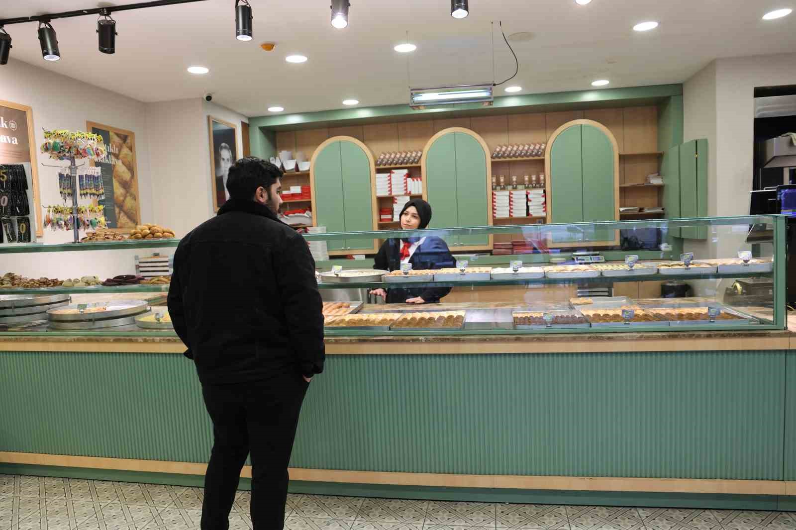 Diyarbakır’ın köklü tatlı firmasının kampanyası satışları 5 katına çıkardı
Diyarbakır’ın köklü tatlı firmasının kampanyası satışları 5 katına çıkardı