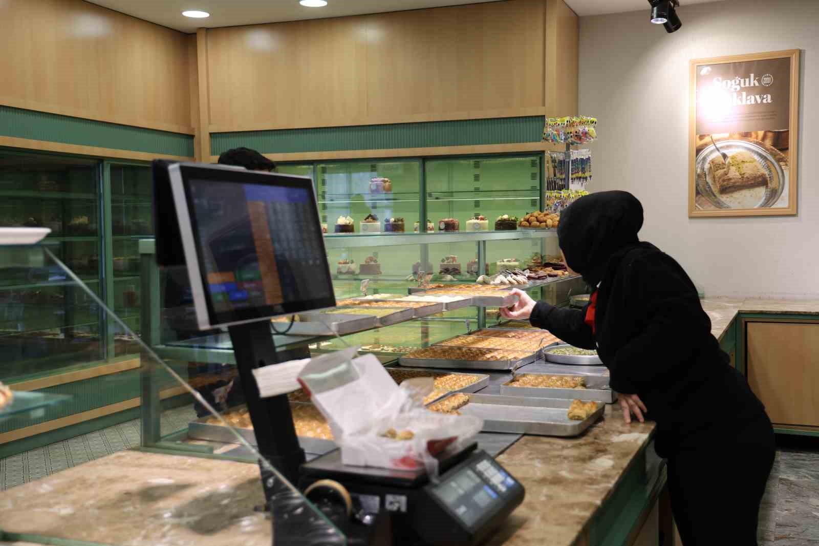 Diyarbakır’ın köklü tatlı firmasının kampanyası satışları 5 katına çıkardı
Diyarbakır’ın köklü tatlı firmasının kampanyası satışları 5 katına çıkardı