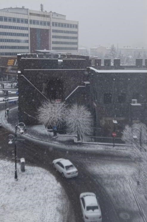 Diyarbakır’ın tarihi mekanları beyaz örtü ile kaplandı
