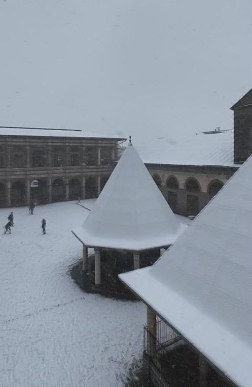 Diyarbakır’ın tarihi mekanları beyaz örtü ile kaplandı

