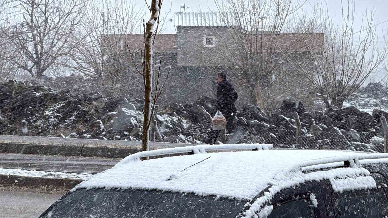 Diyarbakır’ın yüksek kesimlerinde kar yağışı
