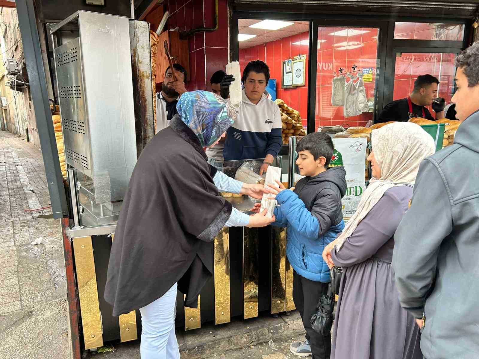 Diyarbakırlı esnaftan Kutlu Doğum Haftası’nda 2 bin kişiye döner ikramı

