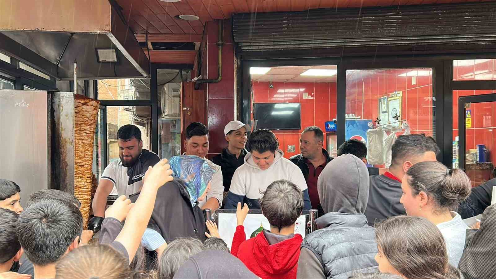 Diyarbakırlı esnaftan Kutlu Doğum Haftası’nda 2 bin kişiye döner ikramı
