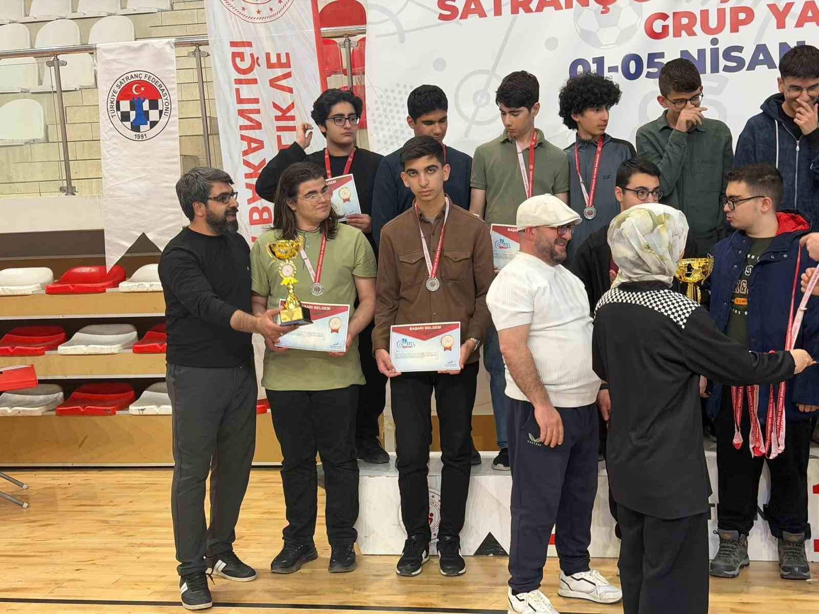 Diyarbakırlı öğrencilerden satrançta çifte zafer
