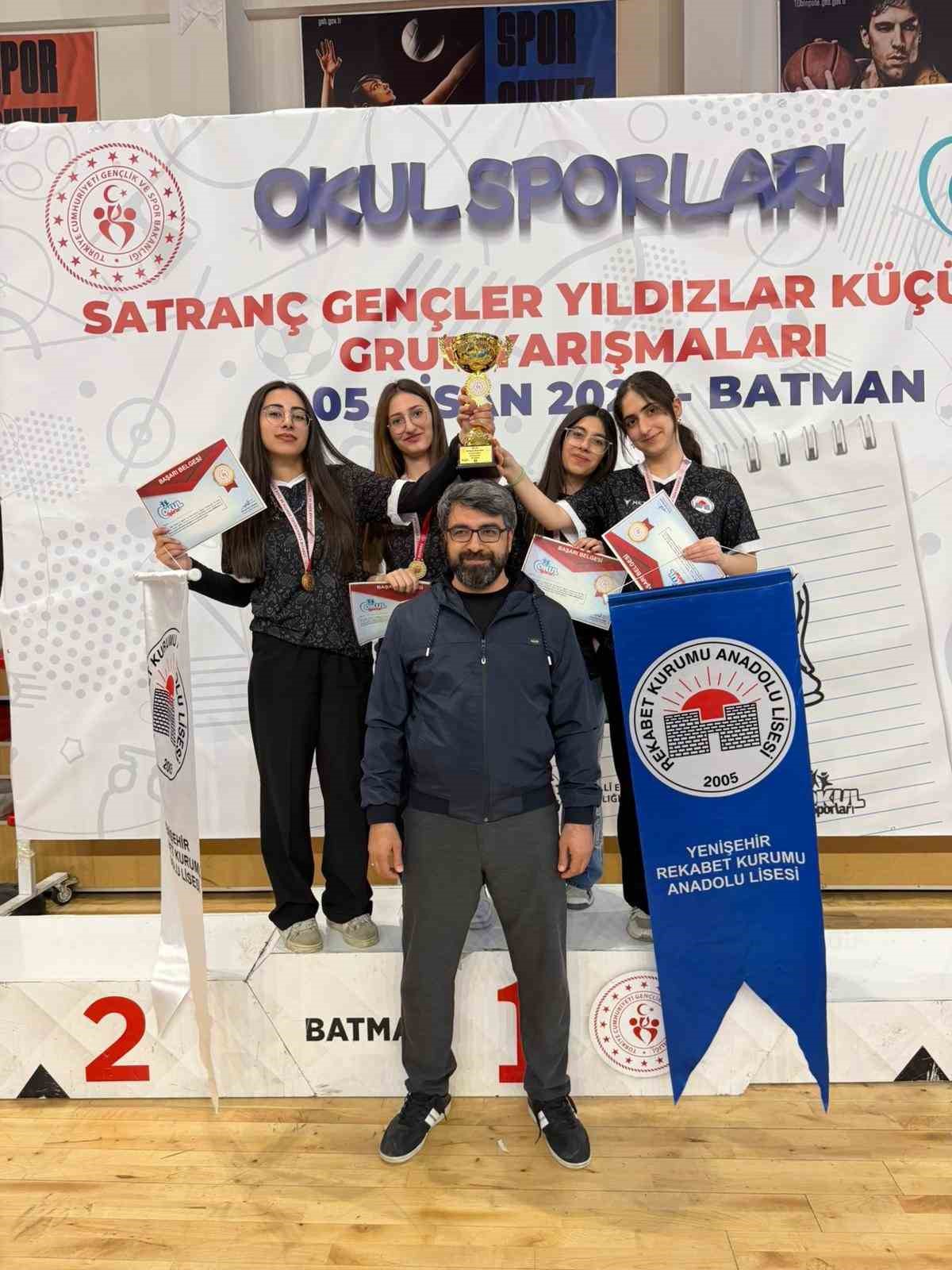 Diyarbakırlı öğrencilerden satrançta çifte zafer
