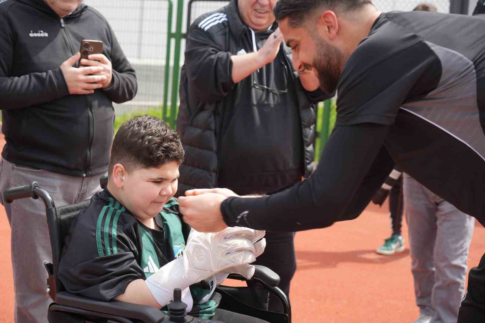 DMD hastası Eray’ın Kocaelispor antrenmanı heyecanı
