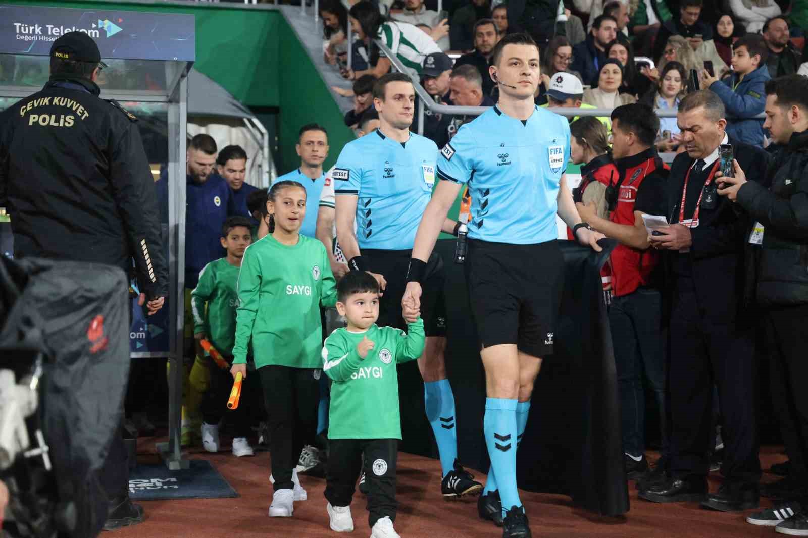 DMD kas hastası minik Mehmet için Konyaspor-Fenerbahçe maçının seremonisinde farkındalık oluşturuldu
