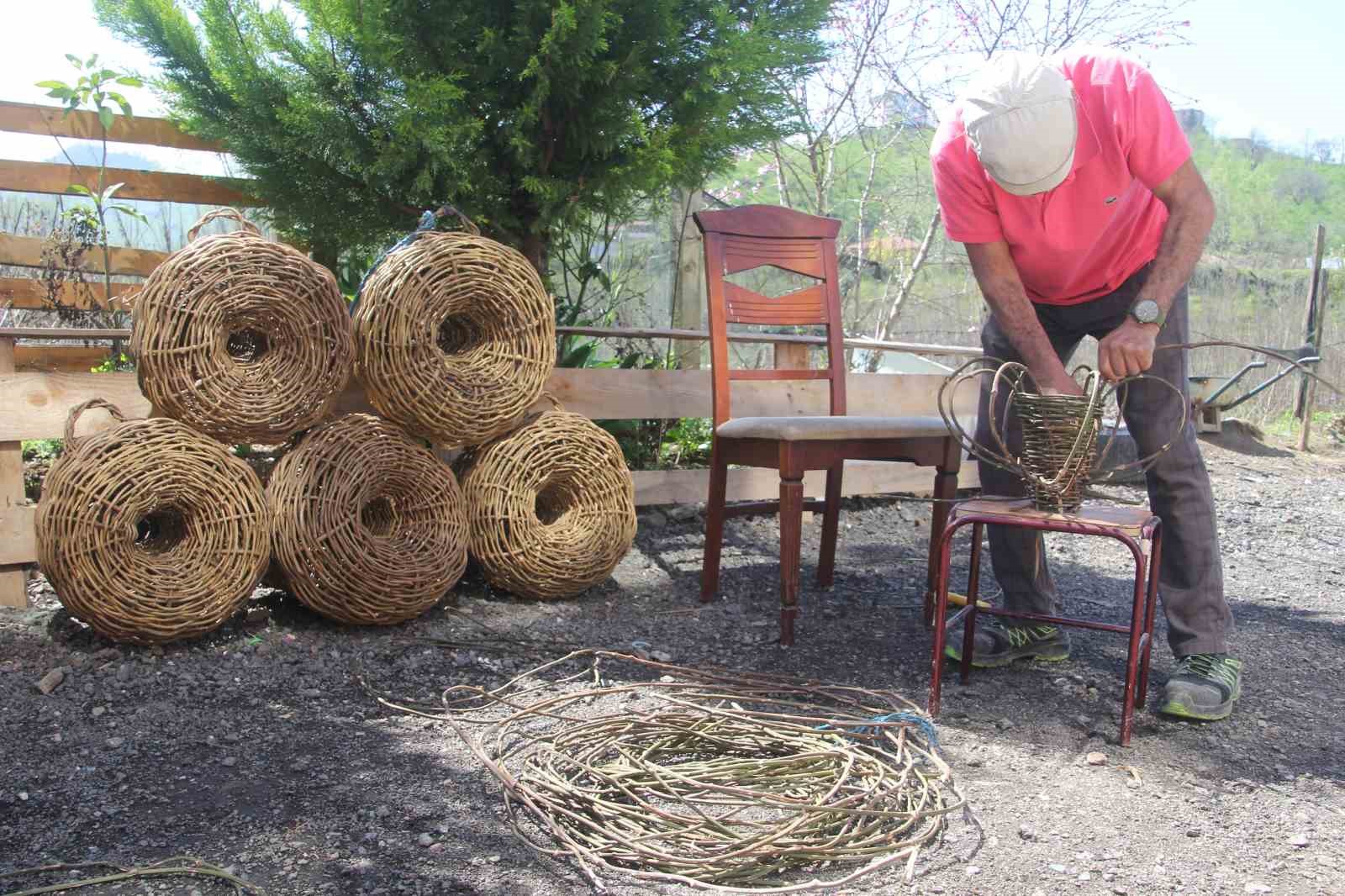 Doğadan topluyor, türkülerle örüyor: 45 yıllık usta dikenli sarmaşıktan balık sepeti örüyor
