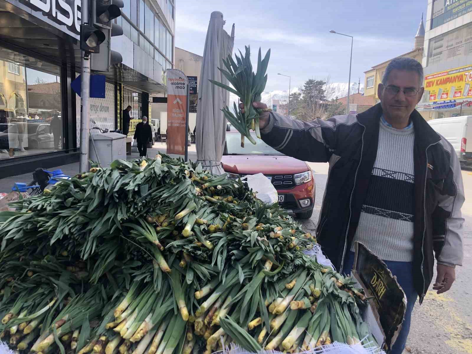 Doğal antibiyotik çiriş otu Erzincan tezgahlarında yerini aldı
Doğal antibiyotik çiriş otu Erzincan tezgahlarında yerini aldı