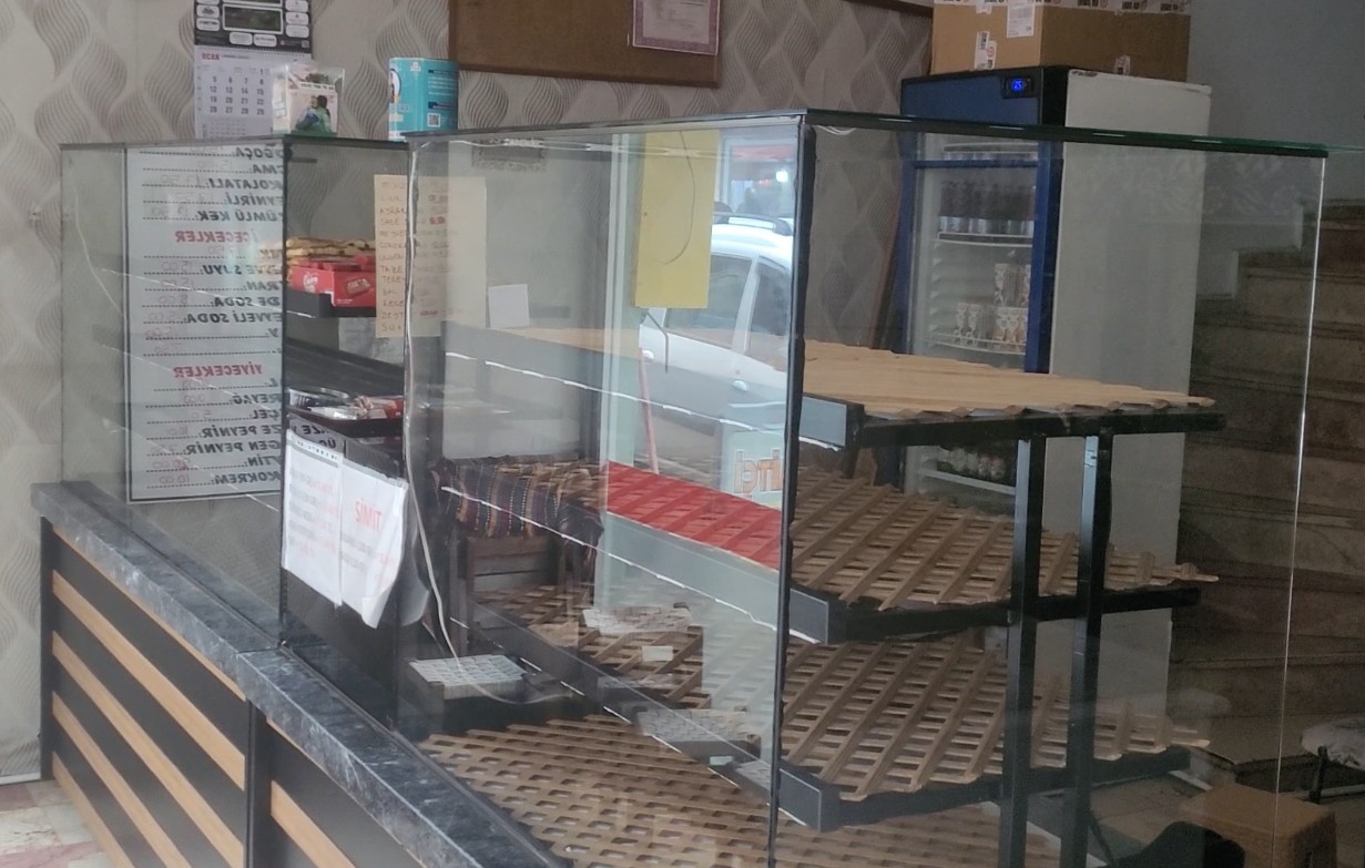 Doğal gaz kesintisi sebebiyle esnaf iş yerlerini açamadı
Doğal gaz kesintisi sebebiyle esnaf iş yerlerini açamadı