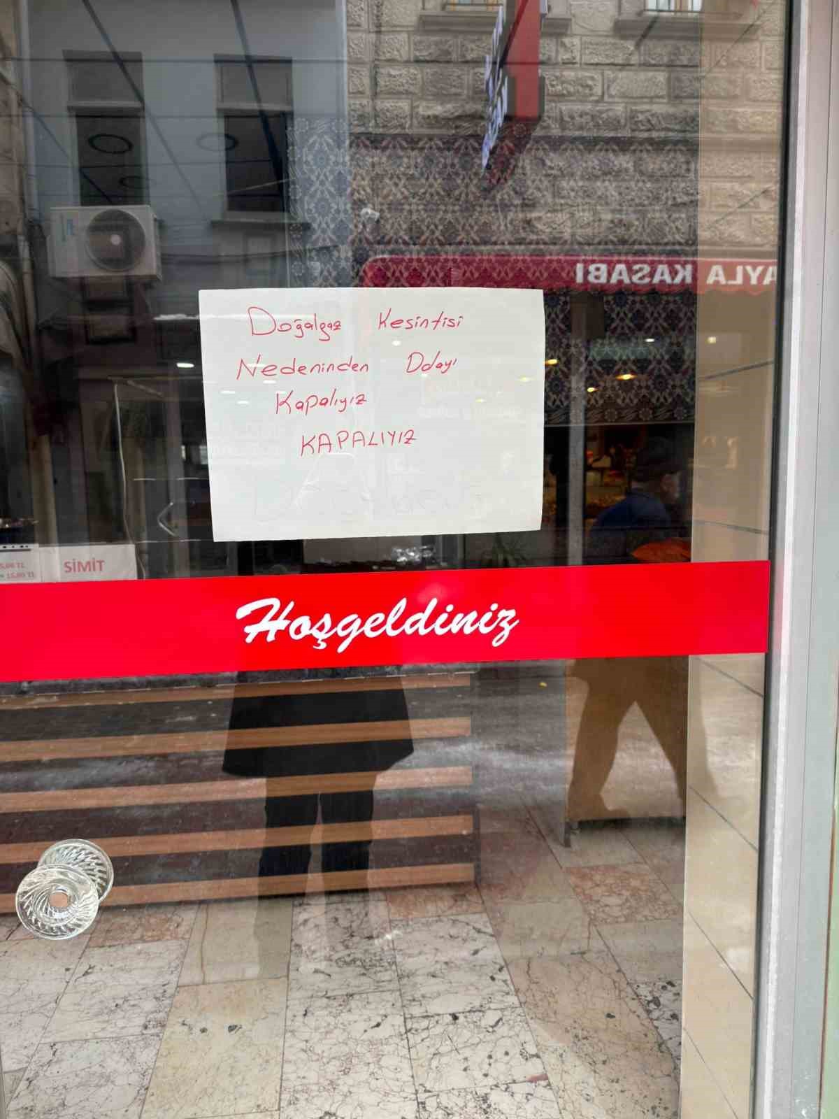 Doğal gaz kesintisi sebebiyle esnaf iş yerlerini açamadı
Doğal gaz kesintisi sebebiyle esnaf iş yerlerini açamadı