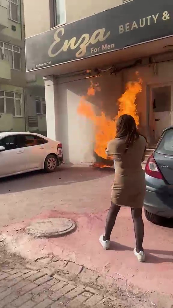 Doğal gaz kokusunun ardından kabusu yaşadılar: Film sahnesi gibi
Doğal gaz kokusunun ardından kabusu yaşadılar: Film sahnesi gibi