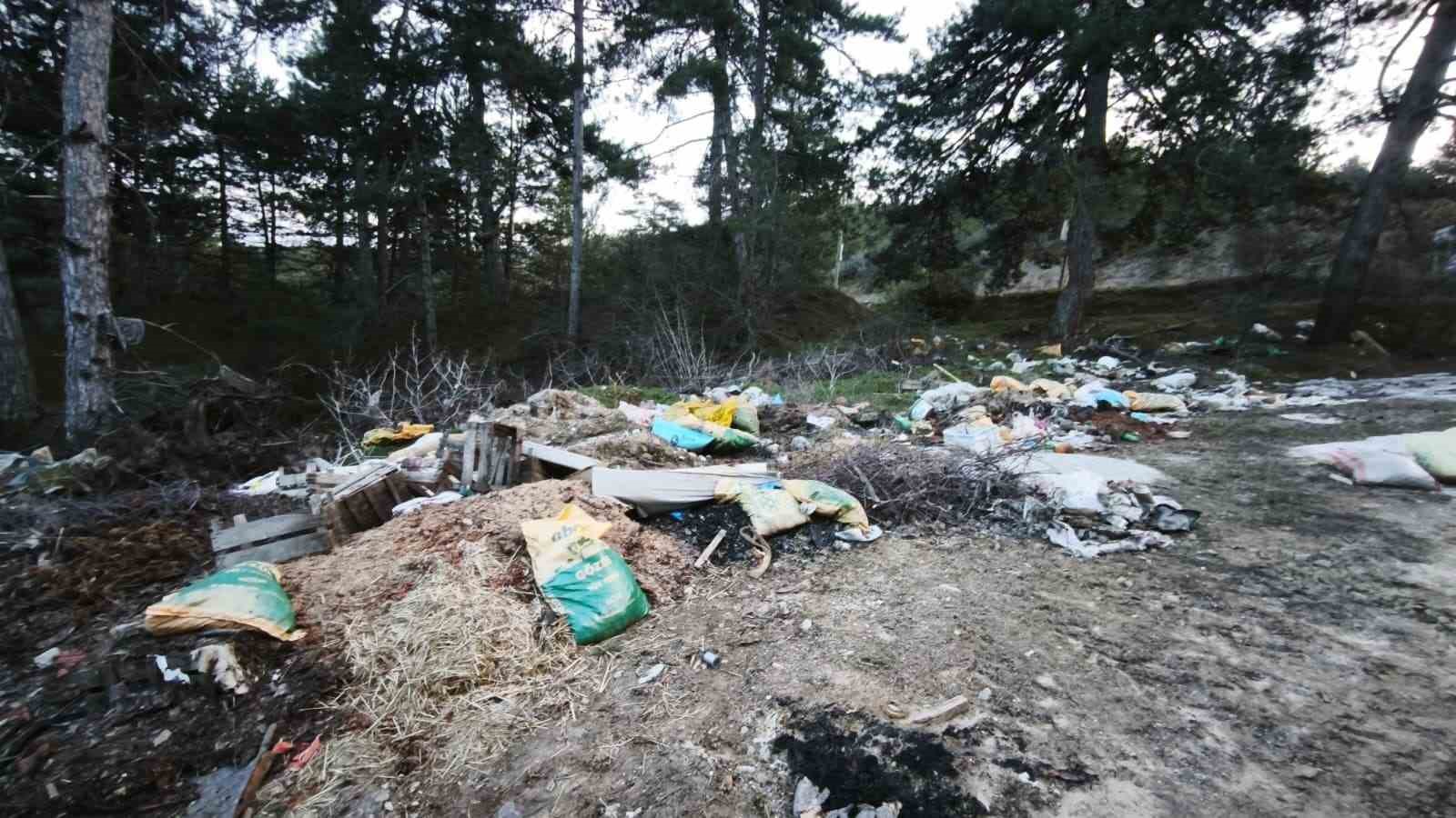 Doğanın kalbine çöp doldurdular
