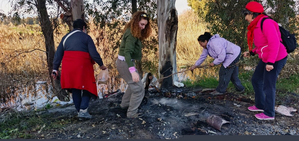 Doğaseverler kanal kenarında çıkan yangını söndürdü
