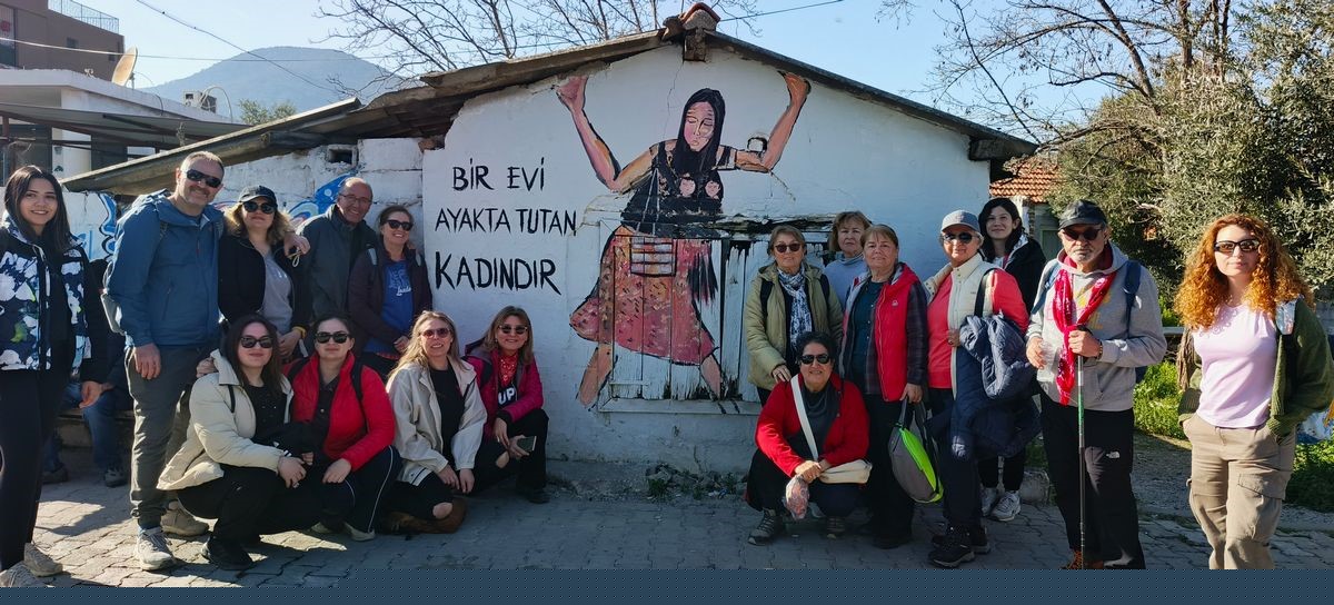 Doğaseverler kanal kenarında çıkan yangını söndürdü
