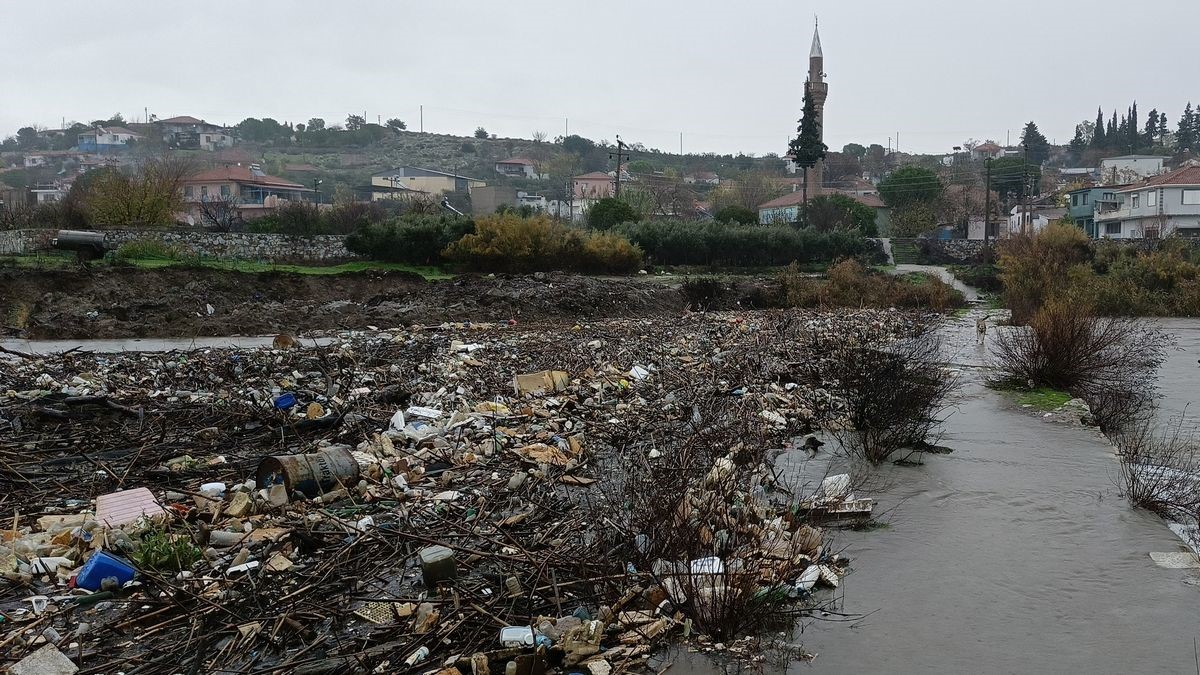 Doğaseverler tarihi taş köprüye dikkat çekti
