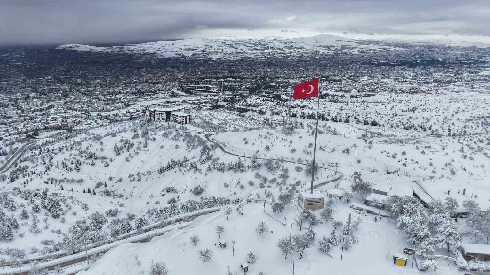 Doğu Anadolu’da kar, Avrupa manzaralarını anımsatıyor
