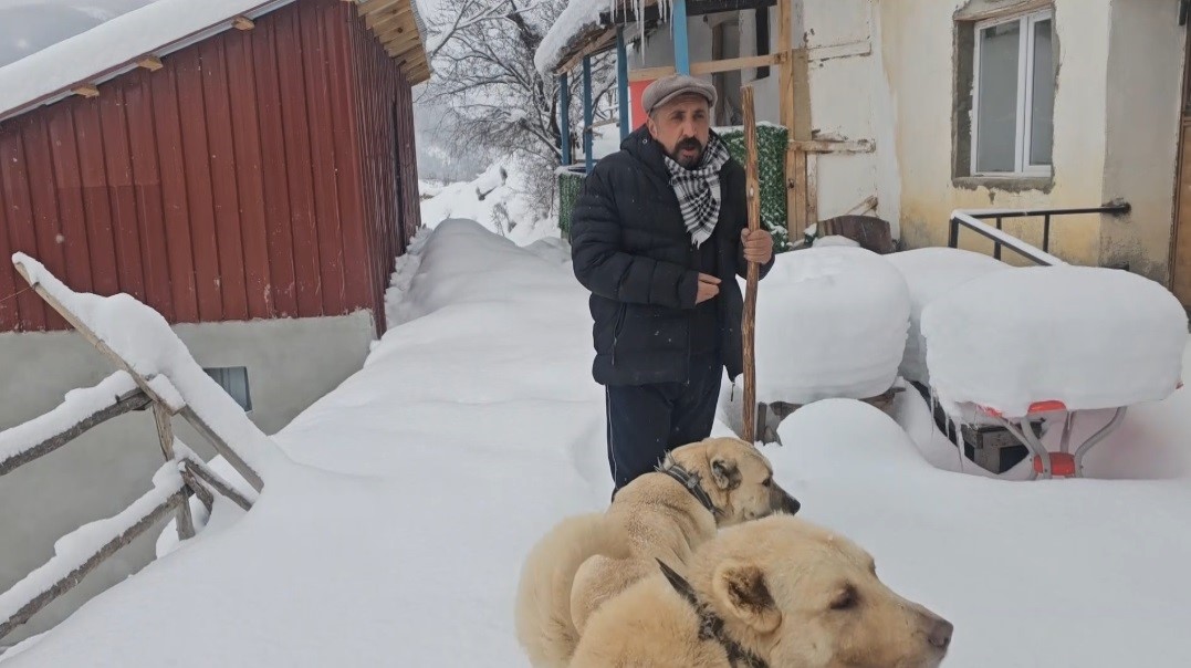 Doğu buz kesti: Donan su şebekeleri pürmüzle ısıtılmaya çalışıldı
