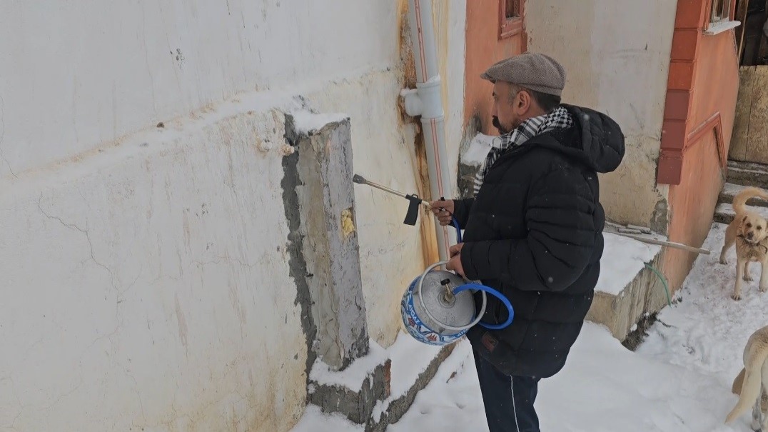 Doğu buz kesti: Donan su şebekeleri pürmüzle ısıtılmaya çalışıldı
