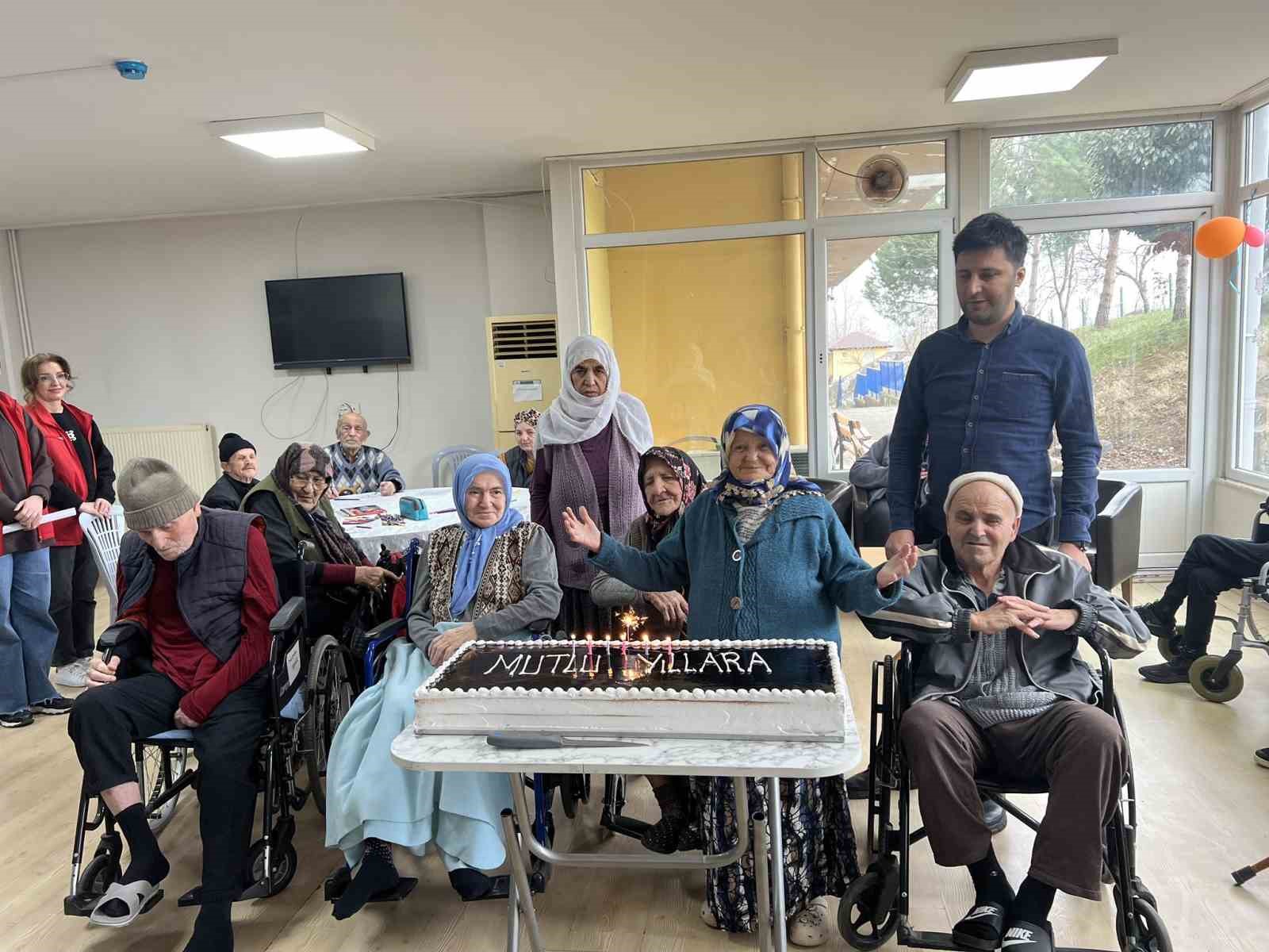 Doğum günlerini birlikte kutladılar
