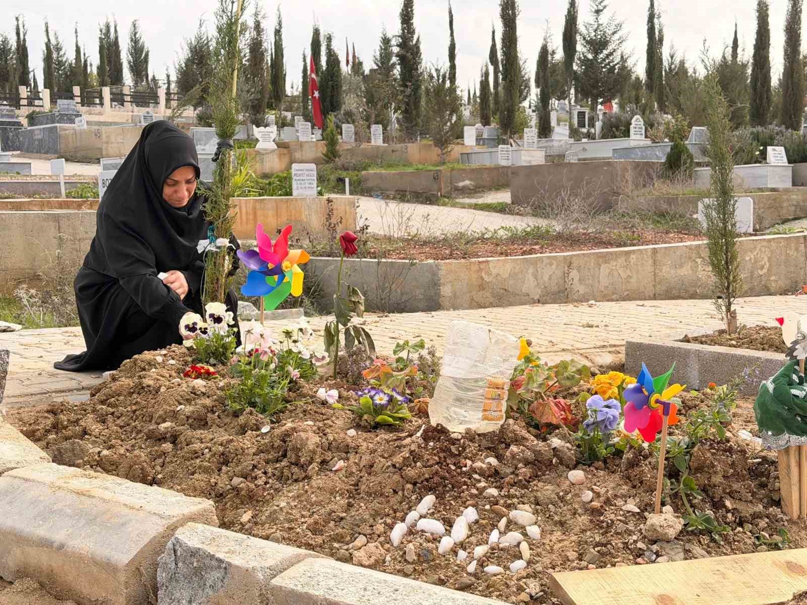 Doğum günü kutlamaya gitti cenazesi geldi, acılı anne mezarı başında ağıt yaktı
