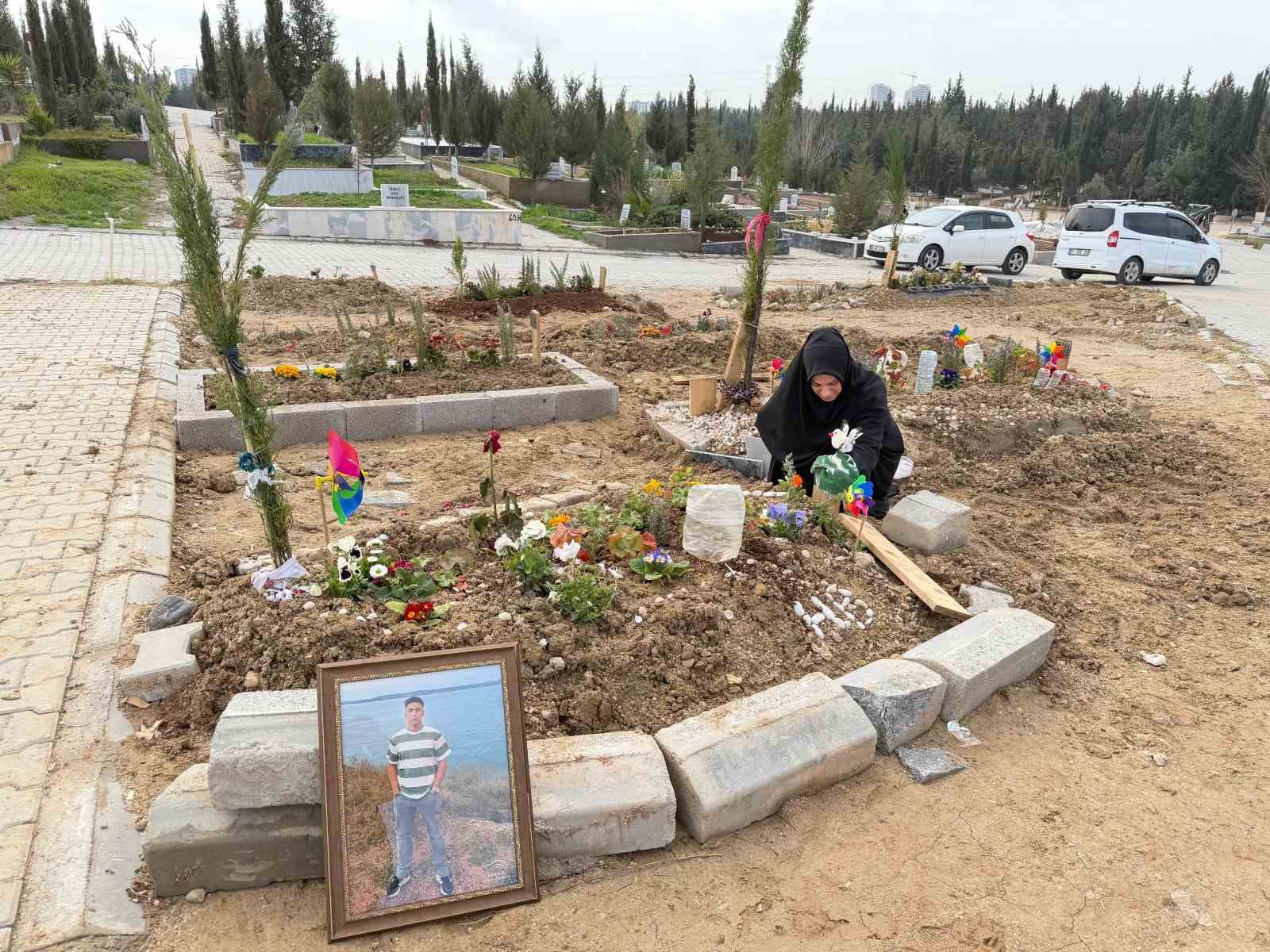 Doğum günü kutlamaya gitti cenazesi geldi, acılı anne mezarı başında ağıt yaktı
