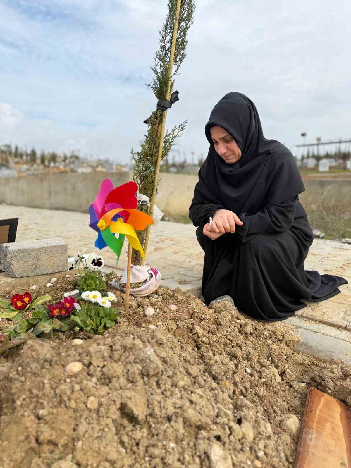 Doğum günü kutlamaya gitti cenazesi geldi, acılı anne mezarı başında ağıt yaktı
