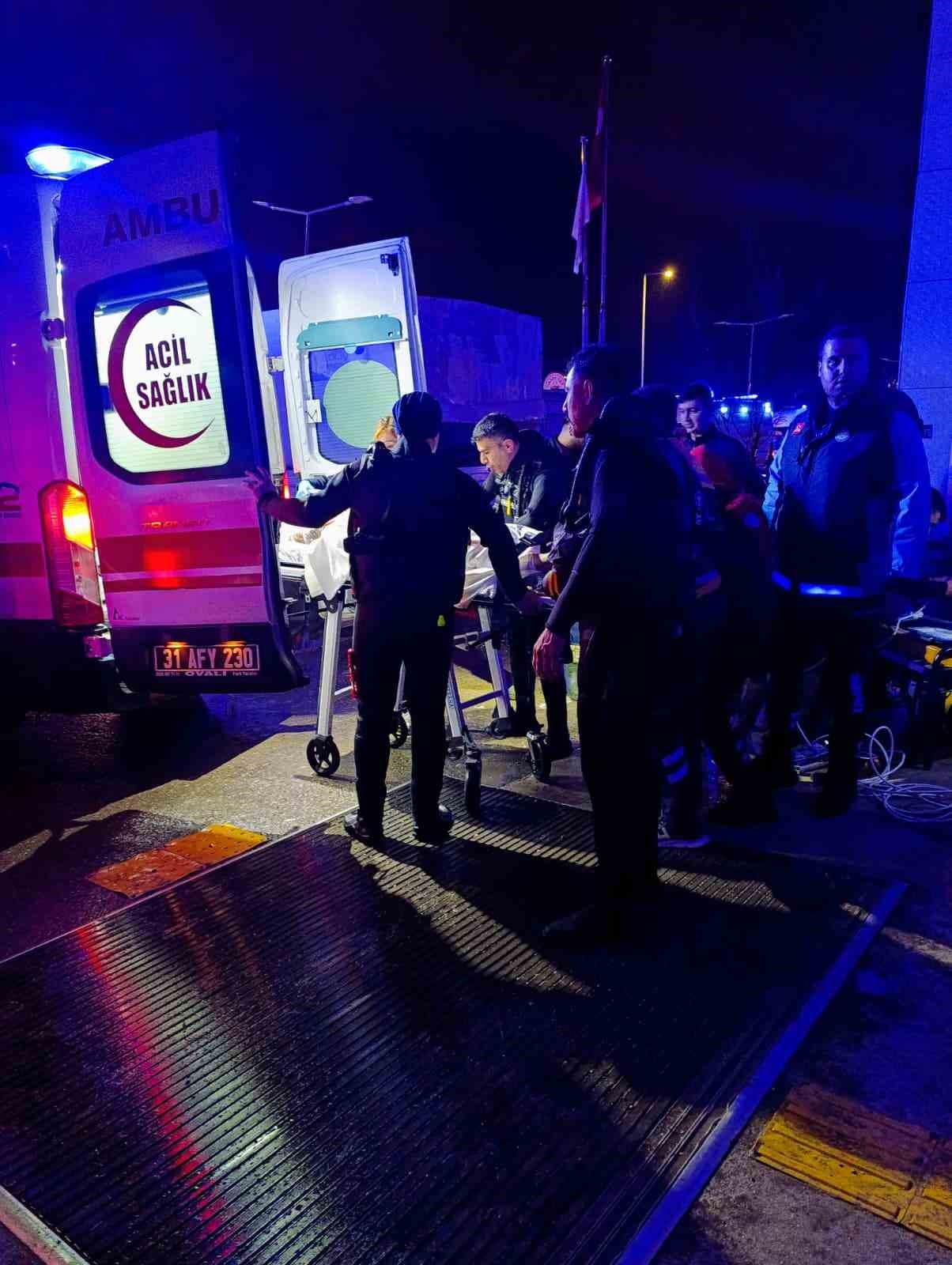 Doğuma giderken göle dönen yolda mahsur kalan kadının yardımına itfaiye yetişti
