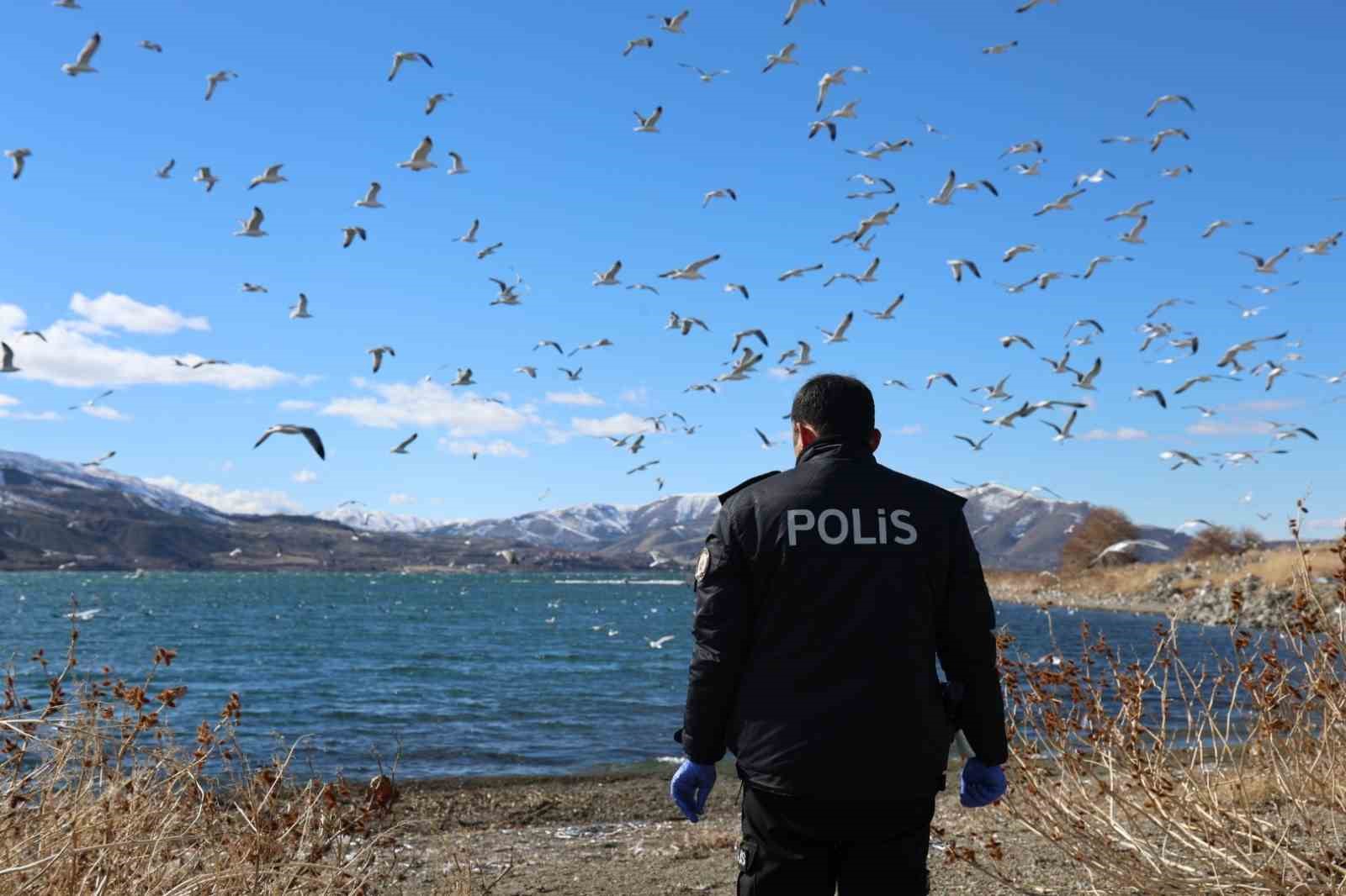 Doğu’nun gizli denizinde şefkat eli: Polis ekipleri martı ve tavşanları unutmadı
